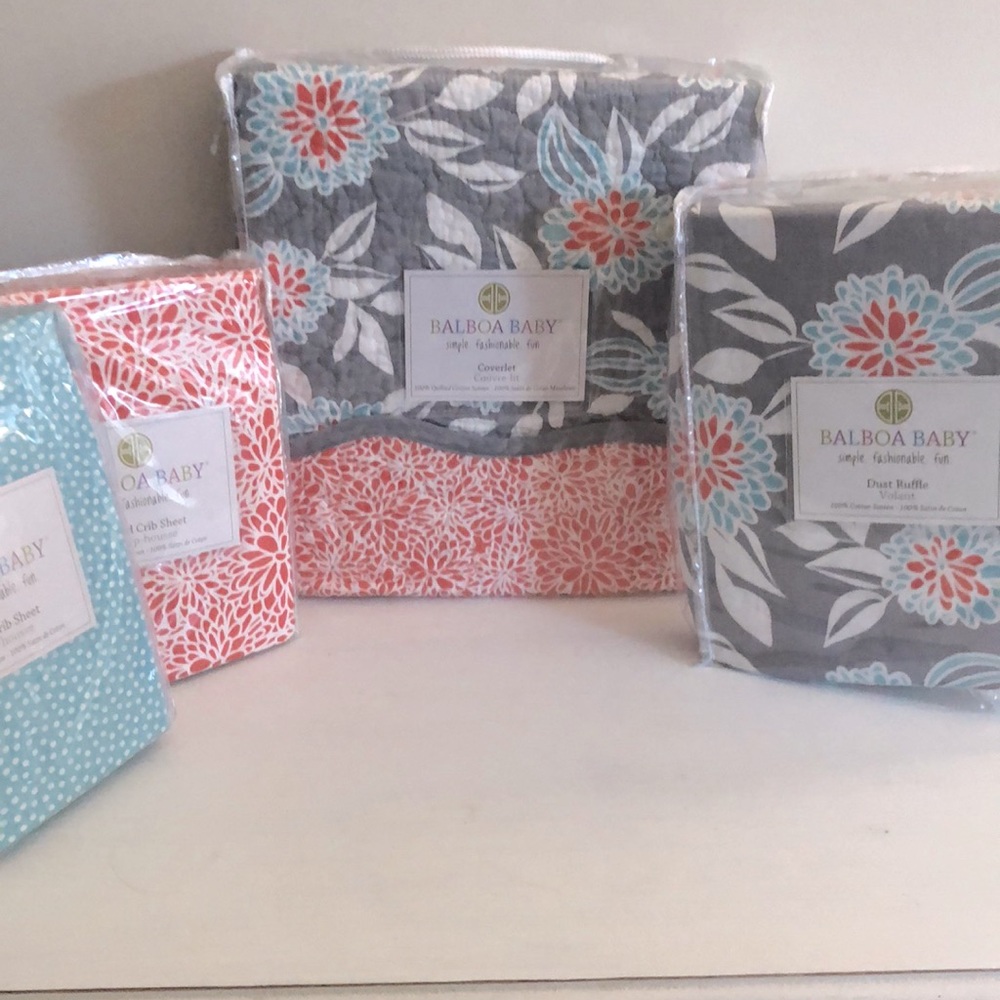 Crib bedding. 1 quilt, 2 sheets, 1 dust ruffle